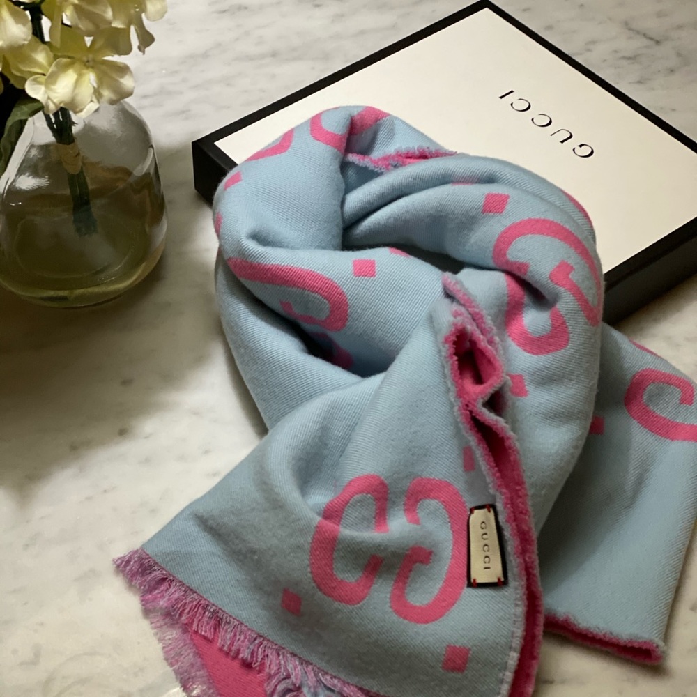❌SOLD❌ Gucci reversible scarf/wrap